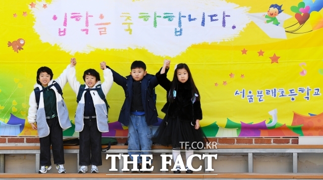 교육부는 10일 학교 안팎 교육의 중립성 확립을 위한 관리 강화 방안을 발표했다. 사진은 서울의 한 초등학교./서예원 기자