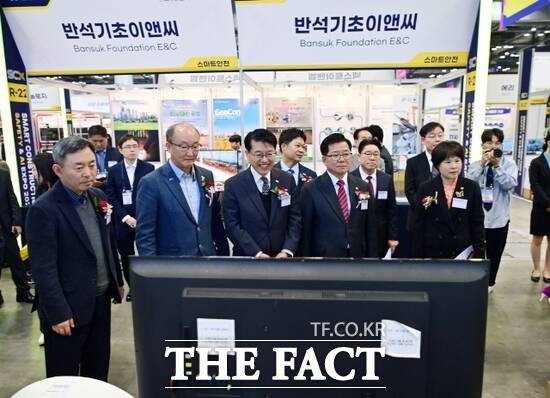 2025 경기도 건설신기술 박람회 기간 중인 지난 7일 경기도 건설신기술 활용촉진에 관한 조례 제정 10주년 기념식에 참석한 김대순 경기도 행정2부지사(왼쪽 3번째)를 비롯한 내외빈들이 박람회를 부스를 둘러 보고 있다. /경기도