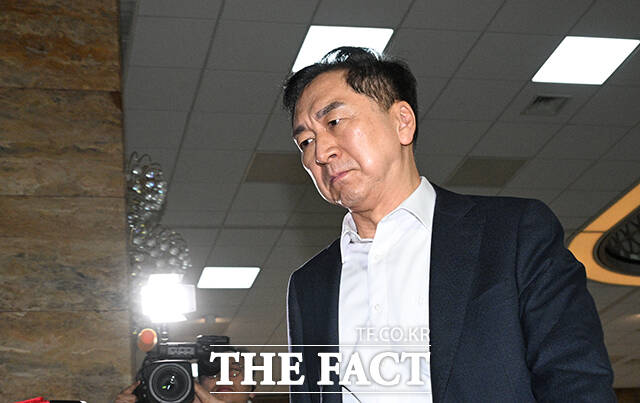 특검은 이번 압수수색 과정에서 로저비비에의 클러치백(손가방)과 함께 당대표 당선을 도와줘 감사하다는 내용의 편지도 확보했다. 이 가방과 편지는 김기현 국민의힘 의원의 배우자가 지난 2023년 3월 전당대회 이후 전달한 것으로 알려졌다. /국회=박헌우 기자