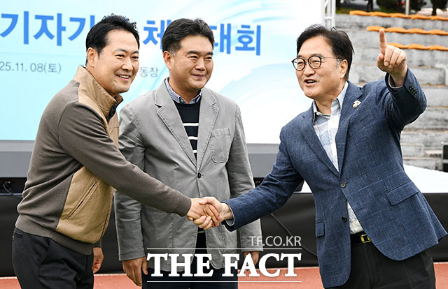 이호재 한국사진기자협회장(왼쪽에서 두번째)이 장동혁 국민의힘 대표, 우원식 국회의장, 정청래 더불어민주당 대표(왼쪽부터)와 8일 서울 여의도 국회운동장에서 한국사진기자협회 주최로 열린 '2025 사진기자가족 체육대회'에서 이야기를 나누고 있다. /사진공동취재단