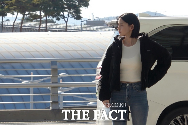 이날 권나라는 스키니 진, 롱부츠, 흰 티, 숏패딩으로 초겨울 공항 패션을 완성했다. /이상빈 기자