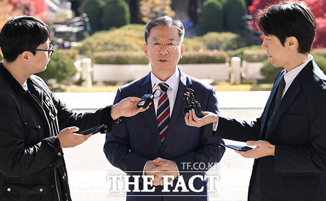 검찰의 대장동 사건 항소 포기 논란이 이어지고 있는 가운데 정성호 법무부 장관이 10일 오전 경기 과천시 법무부로 출근하며 취재진의 질문에 답하고 있다. /과천=박헌우 기자