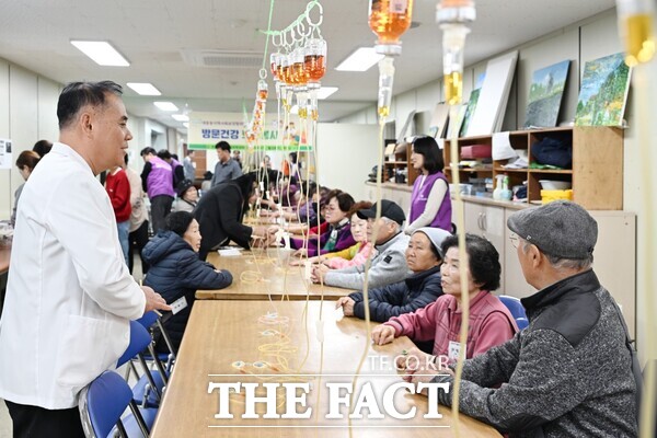 대전 중구 대흥동 지역사회보장협의체가 8일 경로당 어르신 100여 명을 대상으로 ‘사랑의 의료봉사’ 활동을 펼쳤다. /대전 중구