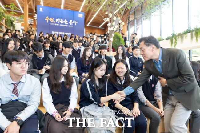 이재준 수원시장이 지난달 21일 열린 영통1동 새빛만남에서 청소년들과 인사하고 있다. /수원시