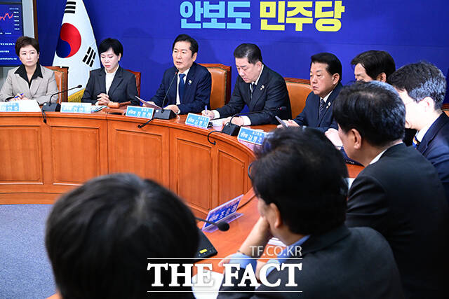 박수현 민주당 수석대변인은 10일 검찰의 대장동 사건 항소 포기에 따라 범죄수익 환수가 막혔다는 수사팀의 반발에 대해 혹세무민에 불과하다고 반박했다. 사진은 정청래 대표와 민주당 지도부./남윤호 기자