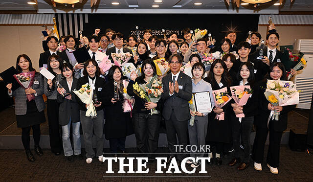 한국인터넷신문협회(회장 김기정)는 한국프레스센터 매화홀에서 2025 인터넷신문인의 밤 행사를 열고 2025 인터넷신문 언론윤리대상 수상자를 시상했다. /임영무 기자