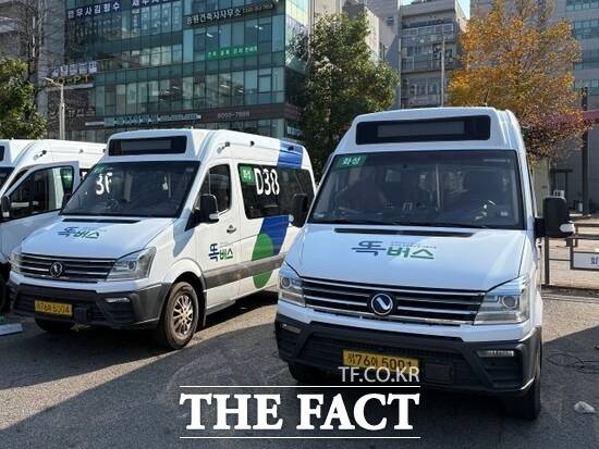 경기교통공사가 10일부터 경기 화성시 팔탄면 일원에서 시범 운행을 시작한 ‘똑버스’ 모습 /경기교통공사