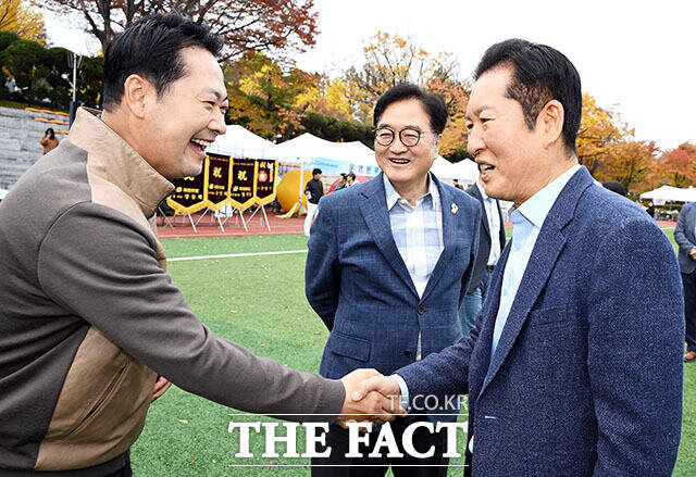 장동혁(왼쪽부터) 국민의힘 대표와 이호재 한국사진기자협회장, 우원식 국회의장, 정청래 더불어민주당 대표가 8일 서울 여의도 국회운동장에서 한국사진기자협회 주최로 열린 '2025 사진기자가족 체육대회'를 방문해 시축하고 있다. /사진공동취재단