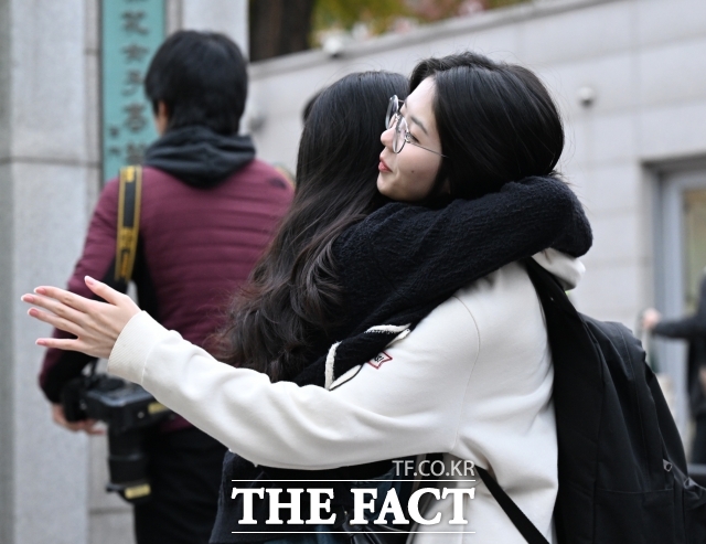 2025학년도 대학수학능력시험(수능)일인 지난해 11월 14일 오전 서울 중구 이화여자외국어고등학교에서 한 수험생이 시험장 입실에 앞서 어머니와 포옹하고 있다./이새롬 기자