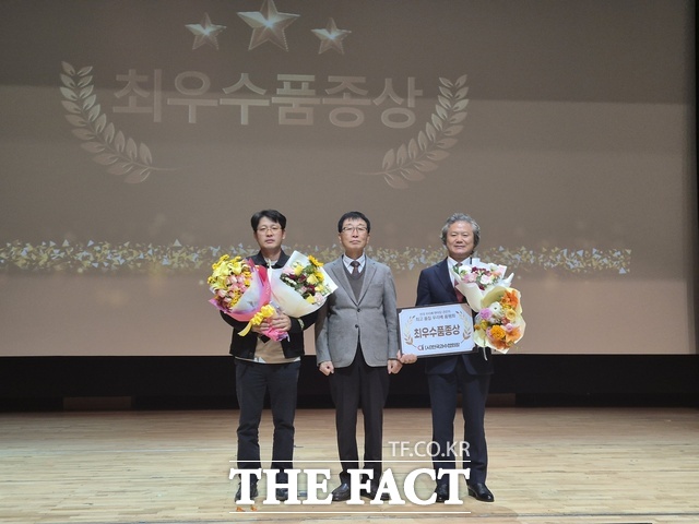 정진채 나주목사골농장 대표(오른쪽)가 지난 7일 열린 제21회 전국 우리배 한마당 큰잔치 품평회에서 최우수품종상을 수상하고 있다./나주시