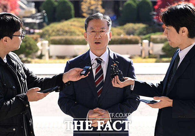 검찰의 대장동 사건 항소 포기 논란이 이어지고 있는 가운데 정성호 법무부 장관이 10일 오전 경기 과천시 법무부로 출근하며 취재진의 질문에 답하고 있다. /과천=박헌우 기자