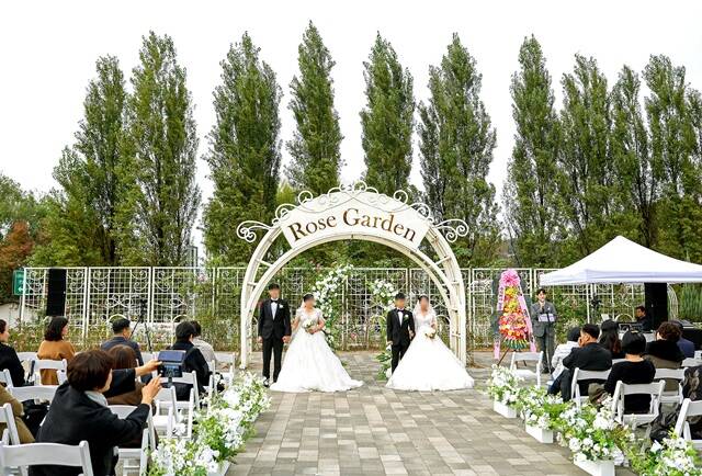 지난 8일 광나루한강공원 장미원에서 KB증권과 서울시 미래한강본부가 협력해 한강 야외결혼식을 진행했다. /KB증권