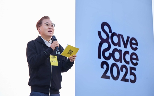 카카오뱅크와 유니세프가 함께 주최한 친환경 기부 마라톤 Save Race 2025가 지난 9일 서울 상암 월드컵공원에서 열렸다. 윤호영 카카오뱅크 대표이사가 마라톤 시작에 앞서 참가자들에게 인사말을 하고 있다. /카카오뱅크