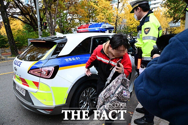 경찰이 오는 13일 치러지는 2026학년도 대학수학능력시험(수능) 출제본부와 채점본부 등 주요 시험시설 보호를 위해 경비 인력을 투입한다. 사진은 지난해 11월14일 오전 8시10분이 가까워진 시각 경찰차를 이용해 등교한 수험생이 급히 하차하고 있는 모습./남윤호 기자