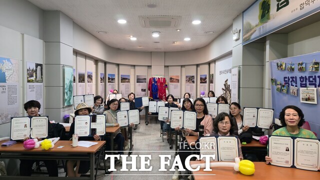 당진시는 합덕제 생태학교 생태해설사 양성과정 기초반 수료식를 개최했다. /당진시