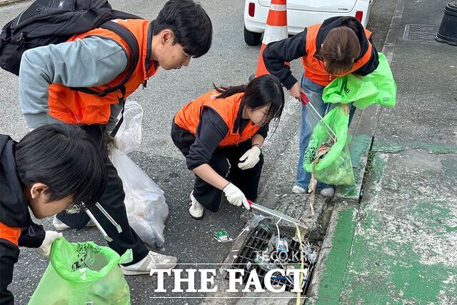 목원대 사회복지학과 학생들이 교정 주변에서 환경정화 활동인 플로깅을 진행하고 있다. /목원대