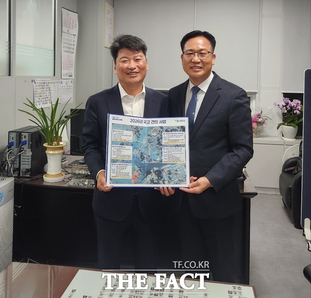 조석훈 목포시장 권한대행이 내년도 국고예산 반영과 특별교부세 확보를 위해 중앙부처를 방문하고 기념사진을 찍고 있다. /목포시