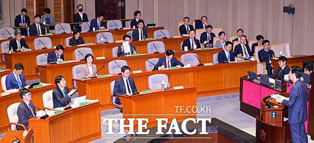 조정훈 국민의힘 의원이 구윤철 부총리와 윤후덕 국토부 장관을 상대로 질의하고 있다.