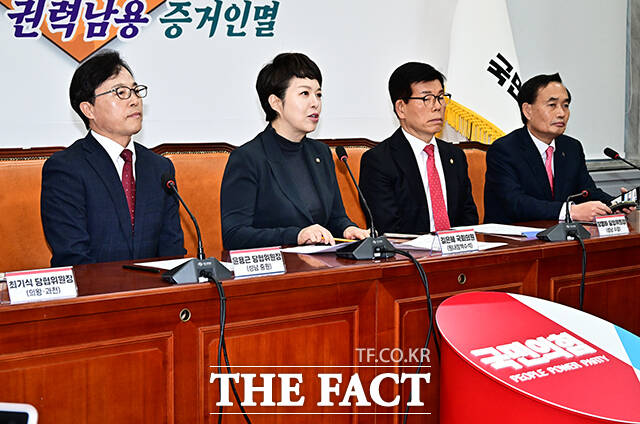 김은혜 국민의힘 원내정책수석부대표(가운데)가 10일 오후 서울 여의도 국회에서 기자회견을 열고 10·15 부동산 대책 통계조작 관련 발언을 하고 있다. /국회=배정한 기자