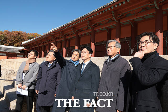 김민석 국무총리(오른쪽)가 10일 오전 서울 종로구 종묘 중정 하월대에서 허민 국가유산청장, 유홍준 국립중앙박물관장으로부터 세운상가 재개발 계획에 따른 영향에 대해 보고 받고 있다. /청사사진기자단