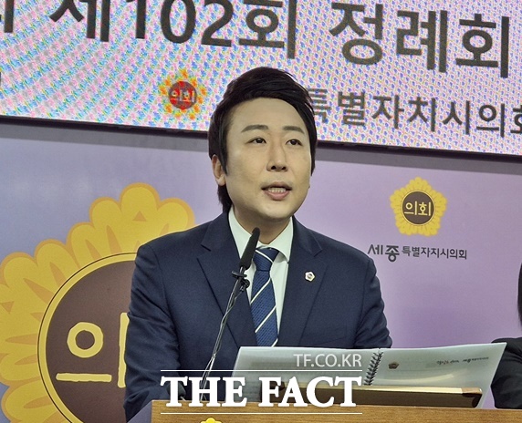 임채성 세종시의장이 10일 오후 시의회 개회의실에서 언론브리핑을 열고 있다. /김형중 기자