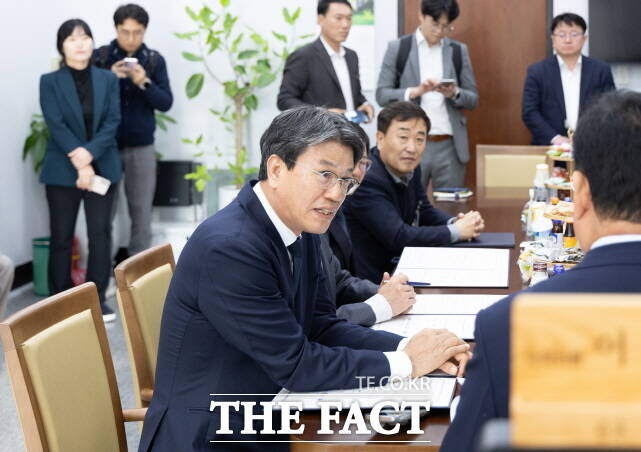 김돈곤 청양군수가 지난 7일 국회 농림축산식품해양수산위원회 어기구 위원장을 만나 농어촌 기본소득 시범사업의 국비 비율 상향을 건의하고 있다. /청양군