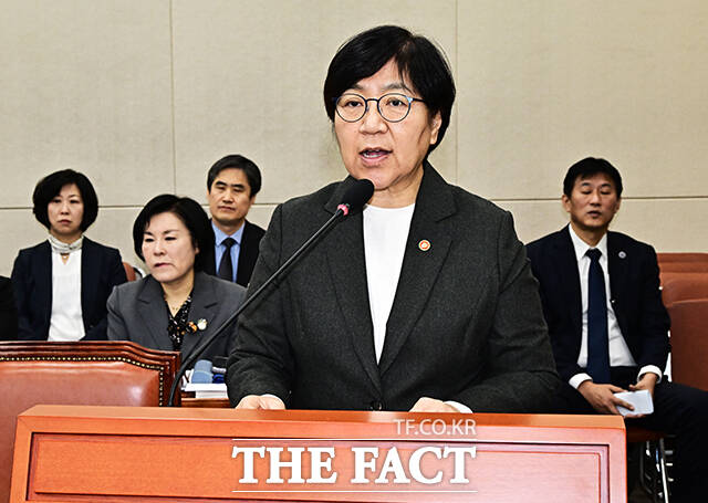 정은경 보건복지부 장관이 10일 오전 서울 여의도 국회에서 열린 보건복지위원회 전체회의에 참석해 2026년도 예산안 관련 제안설명을 하고 있다. /국회=배정한 기자