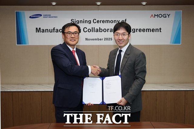 삼성중공업 김경희 부사장(왼쪽)과 아모지 우성훈 대표가 전략적 협력 계약 기념 촬영을 하고 있다. /삼성중공업