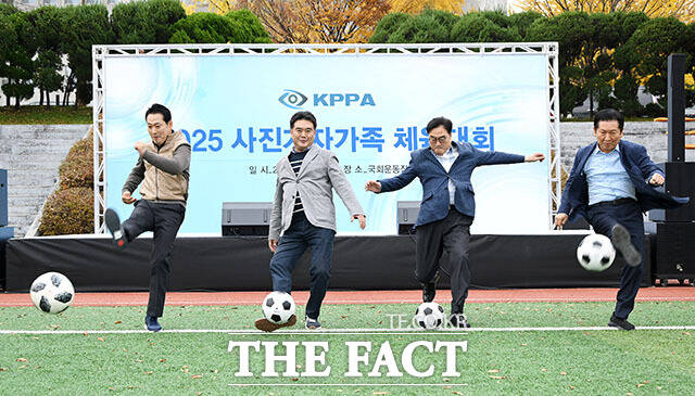 장동혁(왼쪽부터) 국민의힘 대표와 이호재 한국사진기자협회장, 우원식 국회의장, 정청래 더불어민주당 대표가 8일 서울 여의도 국회운동장에서 한국사진기자협회 주최로 열린 '2025 사진기자가족 체육대회'를 방문해 시축하고 있다. /사진공동취재단