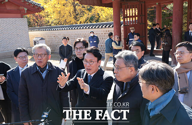 김민석 국무총리(오른쪽)가 10일 오전 서울 종로구 종묘 중정 하월대에서 허민 국가유산청장, 유홍준 국립중앙박물관장으로부터 세운상가 재개발 계획에 따른 영향에 대해 보고 받고 있다. /청사사진기자단