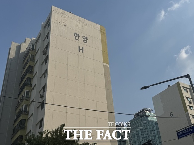 10·15 대책으로 여의도 역시 조합원 지위 양도 제한과 대출규제를 받게 되면서 사업추진에 걸림돌로 작용할 가능성이 크다. /황준익 기자