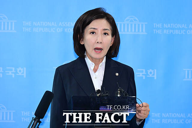 국회 법제사법위원회 소속 나경원 국민의힘 의원이 10일 오전 국회에서 기자회견을 열고 거대 양당이 신청한 증인을 국회로 불러 검찰의 대장동 사건 항소 포기 관련한 전체회의를 열어달라고 추미애 위원장에게 촉구했다. /남윤호 기