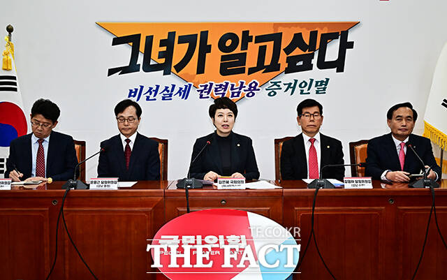 김은혜 국민의힘 원내정책수석부대표(가운데)가 10일 오후 서울 여의도 국회에서 기자회견을 열고 10·15 부동산 대책 통계조작 관련 발언을 하고 있다. /국회=배정한 기자