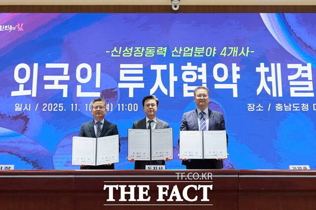 김범수 아산시 부시장(왼쪽)이 8100만 달러 규모의 투자협약 양해각서 체결 후 기념촬영을 하고 있는 모습. /아산시