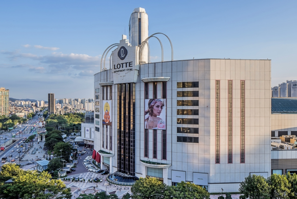 지난해 연 매출 3조원을 돌파한 롯데백화점 잠실점 전경. /롯데백화점