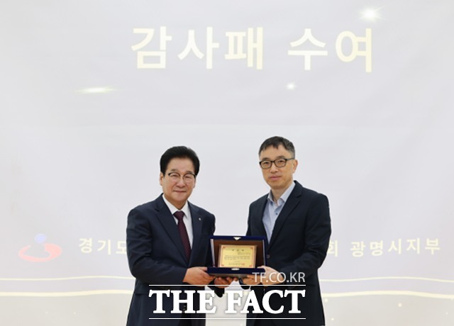 경륜경정총괄본부는 발달장애인의 복지향상과 권익 증진에 기여한 공로를 인정받아 지난 5일 감사패를 받았다. 사진 왼쪽부터 배영식 경기도지적발달장애인복지협회 광명시지부 회장, 조원강 경륜경정총괄본부 홍보마케팅 팀장./국민체육진흥공단