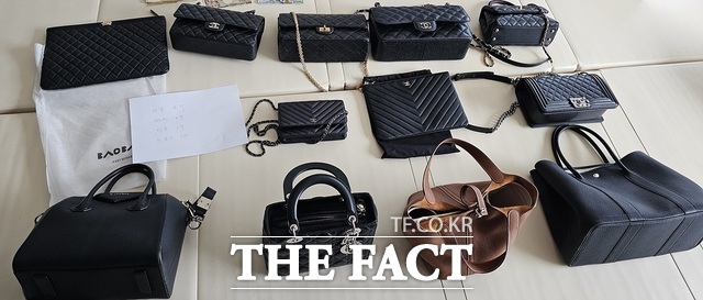 대구시와 국세청이 지난달 압수한 서울 성북구 아파트에서 압류한 명품가방 12점. /대구시