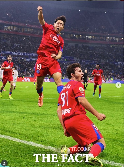 PSG의 '단신 듀오' 이강인(왼쪽)과 주앙 네베스가 10일 리옹과 2025~26 프랑스 리그1 12라운드 원정경기에서 3-2 극장골을 기록한 뒤 포효하고 있다./PSG