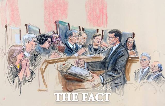 미국 연방대법원이 관세 부과 적법성을 따지는 심리를 시작한 가운데 도널드 트럼프 대통령이 관세로 번 돈을 1인당 2000달러씩 나눠주겠다며 여론전에 돌입했다.존 사우어 미 법무차관이 5일 대법원에서 스콧 베선트재무장관(오른쪽 2번째)과 하워드 러트닉 상무장관(오른쪽)이 지켜보는 가운데 도널드 트럼프 대통령의 관세 부과에 대해 변론하는 모습의 법정 스케치. /AP·뉴시스