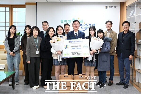 대전외국어고등학교 2학년 김나은, 송서아 학생이 10일 홈런클럽 굿즈(바람막이점퍼) 판매를 통해 마련한 수익금 150만 원을 자립준비청년 지원을 위해 써달라며 대전 중구에 기탁했다. /대전 중구