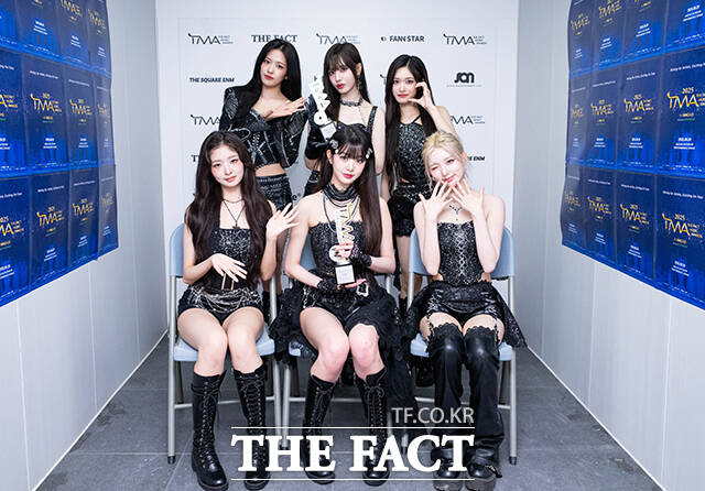 그룹 아이브가 9월 20일 '마카오 아웃도어 퍼포먼스 베뉴(Macao Outdoor Performance Venue, 澳門戶外表演區)에서 열린 '2025 더팩트 뮤직 어워즈' 인터뷰에 참석해 포즈를 취하고 있다./박헌우 기자