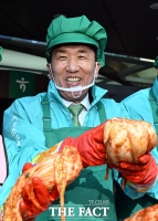  '사랑의 김장 나눔' 행사에서 환하게 미소 짓는 함영주 하나금융지주 회장 [포토]