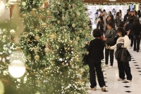  백화점을 뒤덮은 트리로드…크리스마스 마켓 '신세계 원더랜드' 펼쳐진다