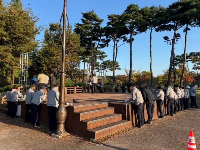 2025 경주 아시아·태평양경제협력체(APEC) 정상회의에 투입된 경찰관들이 열악한 환경에서 근무했다는 불만을 쏟아내고 있다. 경찰청은 공간 확보에 한계가 있었다며 진심으로 미안한 마음이라고 고개를 숙였다. 사진은 경주 황성공원에서 경찰관들이 서서 끼니를 해결하고 있는 모습. /경찰직협