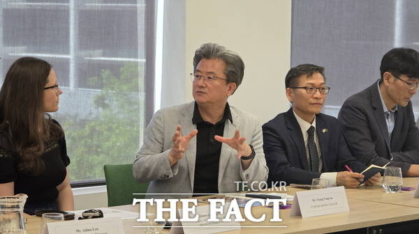 정용래 유성구청장이 지난 6일 호주 캔버라의 ACT정부에서 관계자들과 대화를 나누고 있다. /정예준 기자