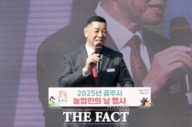 최원철 공주시장이 11일 금강신관공원에서 농업인의 날을 맞아 열린 ‘제30회 농업인의 날’ 행사에서 축사를 하고 있다. /공주시