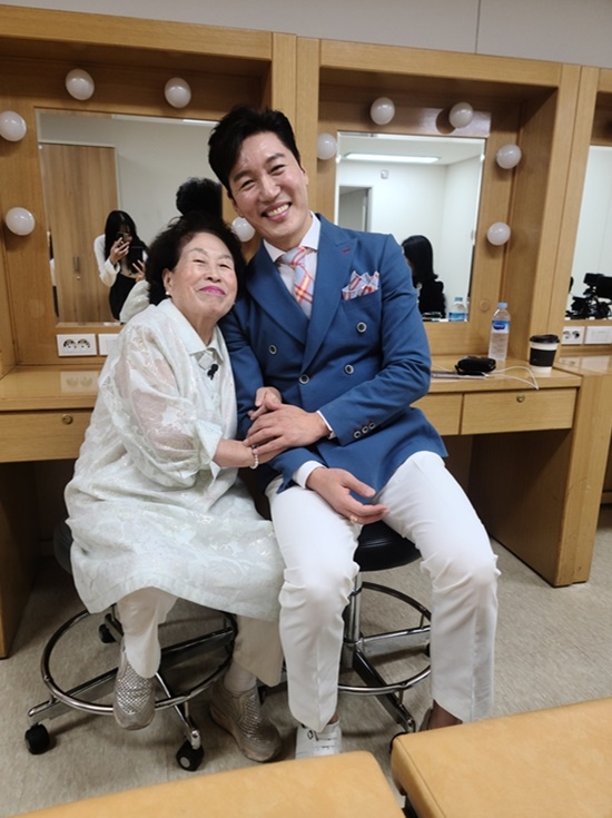 홍원빈은 전원주(사진 왼쪽) 김아영 심형래 김정렬 등이 소속된 새 소속사 스카이엔터테인먼트(대표 김형근)로 이적한 뒤엔 신곡 준비에도 여념이 없다. /SKY엔터테인먼트