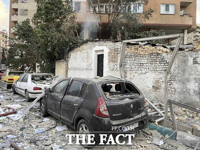 압바스 알리 아바디 이란 에너지부 장관은 테헤란의 물 부족은 단순히 강수량 탓만이 아니다라며 100년 넘은 노후 상수도 누수와 이스라엘의 담수 시설 공격도 원인이라고 지적했다. 사진은 지난 6월 13일(현지시간) 이스라엘의 공습을 받은 이란 테헤란에서 아파트 건물의 잔해가 주차된 차량 위로 떨어져 차량이 파손된 모습. /AP.뉴시스