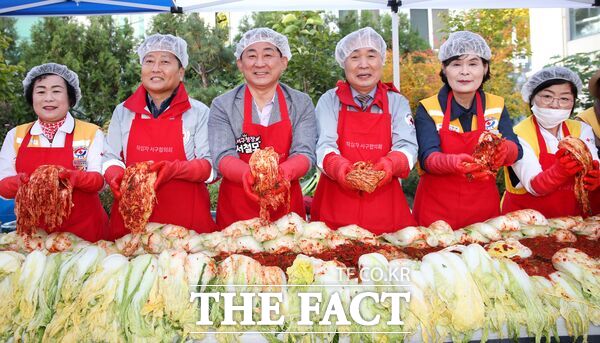 대한적십자봉사회 대전서구협의회 주관으로 11일 관내 장애인 가정을 위한 김장 김치 나눔 행사를 했다. 서철모 서구청장이 서구 적십자봉사회와 김장 봉사를 하고 있다. /대전 서구