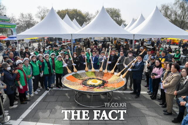 부여군이 햇밤n임산물 축제를 열고 퍼포먼스로 대형비빔밥을 만들고 있다. /부여군